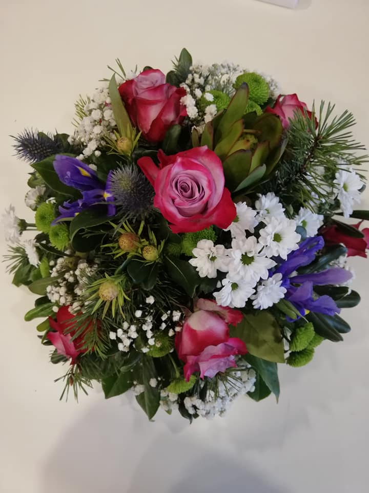 Composizione Rose Rosa Iris Blu Crisantemi Velo da Sposa Verde Misto Fioreria Bruseghini Besenello Trento